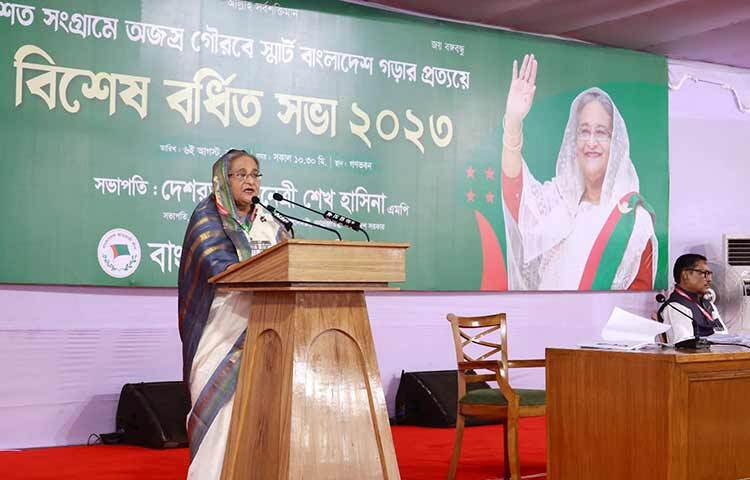 জনগণ দেশের উন্নয়ন চাইলে আওয়ামী লীগকে ভোট দিতে হবে বলে মন্তব্য করেছেন প্রধানমন্ত্রী শেখ হাসিনা। আজ গণভবনে আওয়ামী লীগের বিশেষ বর্ধিত সভার সভাপতির বক্তব্যে তিনি এ মন্তব্য করেন। ছবি: ইয়াসিন কবির জয়