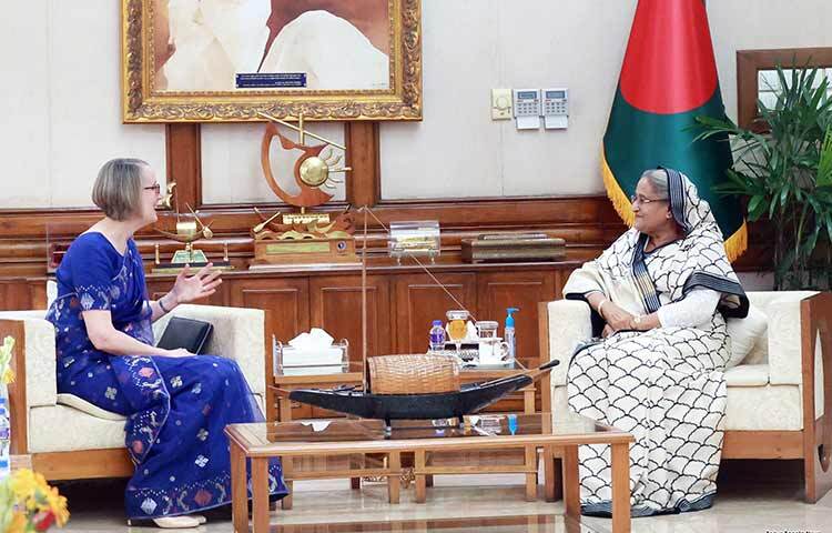 যুক্তরাজ্য (ইউকে) বাংলাদেশের সাথে দ্বিপাক্ষিক বাণিজ্য ও বিনিয়োগ বাড়াতে আগ্রহ দেখিয়েছে। প্রধানমন্ত্রী শেখ হাসিনার সঙ্গে আজ তার সরকারি বাসভবন গণভবনে বৃটিশ হাইকমিশনার সারাহ কুকের সৌজন্য সাক্ষাৎকালে এ আগ্রহের কথা জানানো হয়। ছবি: ইয়াসিন কবির জয়