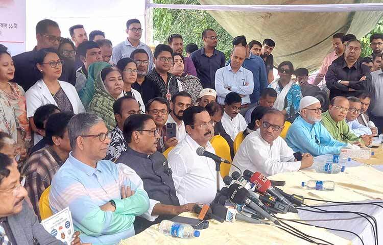 ডেঙ্গু ও বিএনপিকে দেশের প্রধান দুই অভিন্ন শত্রু আখ্যা দিয়ে তাদের প্রতিরোধের আহ্বান জানিয়েছেন আওয়ামী লীগের সাধারণ সম্পাদক এবং সড়ক পরিবহন ও সেতুমন্ত্রী ওবায়দুল কাদের। আজ রাজধানীর ধানমন্ডির রবীন্দ্র সরোবরে ডেঙ্গু প্রতিরোধে জনসচেতনতামূলক কর্মসূচির অনুষ্ঠানে এ আহ্বান জানান তিনি। ছবি: জাগো নিউজ