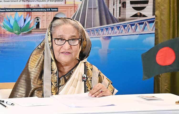 প্রধানমন্ত্রী শেখ হাসিনা দক্ষিণ আফ্রিকা সফরের দ্বিতীয় দিন আজ সকালে জোহানেসবার্গ ওআর টাম্বো কনভেনশন সেন্টারে অনুষ্ঠিত বাংলাদেশ ট্রেড এন্ড বিজনেস সামিটে আবাসস্থল থেকে ভার্চুয়ালি যুক্ত হয়ে বক্তব্য রাখেন। ছবি: ইয়াসিন কবির জয়