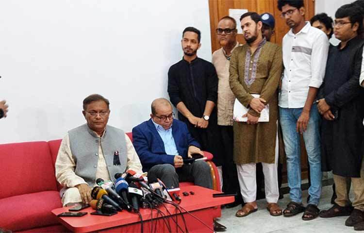 বিদেশিদের কাছে প্রত্যাখ্যাত হয়ে বিএনপি সুর পাল্টেছে বলে মন্তব্য করেছেন তথ্য ও সম্প্রচারমন্ত্রী এবং আওয়ামী লীগের যুগ্ম সাধারণ সম্পাদক ড. হাছান মাহমুদ। আজ দুপুরে ঢাকা বিশ্ববিদ্যালয়ের (ঢাবি) নবাব নওয়াব আলী সিনেট ভবনে আয়োজিত সেমিনার শেষে সাংবাদিকদের প্রশ্নের জবাবে এসব কথা বলেন তিনি। ছবি: জাগো নিউজ