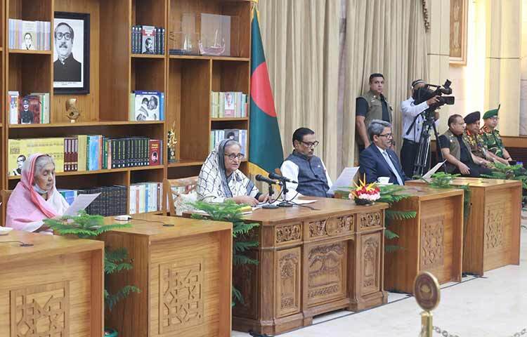 প্রধানমন্ত্রী শেখ হাসিনা আজ বিকেলে গণভবনে দক্ষিণ আফ্রিকায় তার সাম্প্রতিক সফর পরবর্তী সংবাদ সম্মেলনে বক্তব্য রাখেন। ছবি: ইয়াসিন কবির জয়