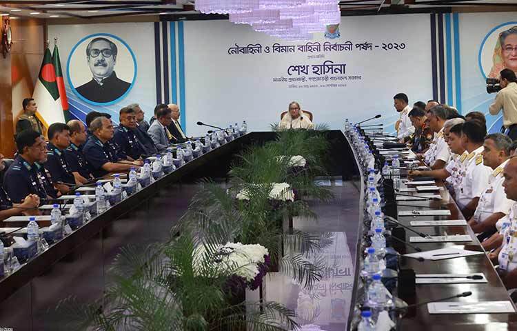 বঙ্গবন্ধুকন্যা প্রধানমন্ত্রী শেখ হাসিনা আজ সকালে নৌবাহিনীর সদর দপ্তরের নৌপ্রধানের সচিবালয়ে ‘বাংলাদেশ নৌবাহিনী ও বাংলাদেশ বিমান বাহিনী নির্বাচনী পর্ষদ- ২০২৩’ সভায় বক্তব্য রাখেন। ছবি: ইয়াসিন কবির জয়