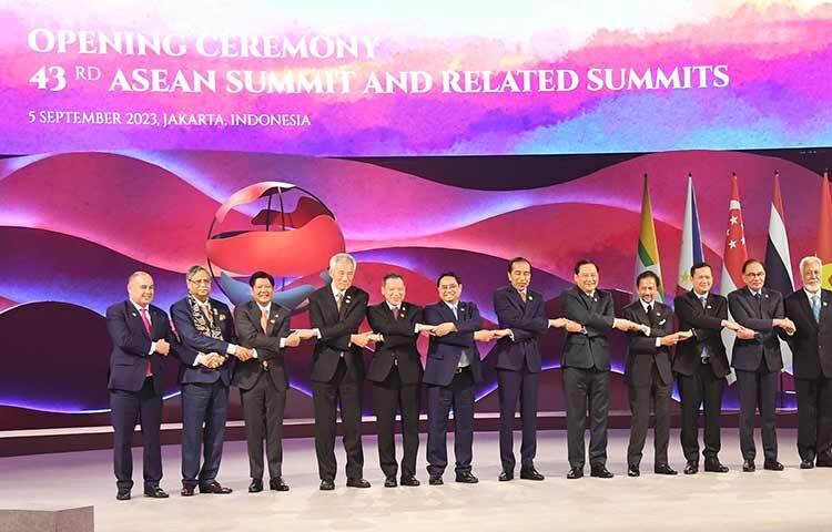 রাষ্ট্রপতি মো. সাহাবুদ্দিন আজ এখানে জাকার্তা কনভেনশন সেন্টারের (জেসিসি) প্লেনারি হলে অ্যাসোসিয়েশন অব সাউথইস্ট এশিয়ান নেশনস (আসিয়ান) এর ৪৩তম শীর্ষ সম্মেলনের উদ্বোধনী অধিবেশনে যোগ দিয়েছেন। ছবি: ইয়াসিন কবির জয়