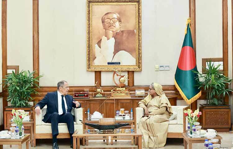 প্রধানমন্ত্রী শেখ হাসিনার সঙ্গে আজ সকালে গণভবনে রাশিয়ার পররাষ্ট্রমন্ত্রী সের্গেই ল্যাভরভ সৌজন্য সাক্ষাৎ করেন। ছবি: ইয়াসিন কবির জয়