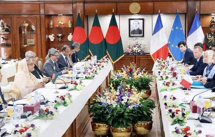 বাংলাদেশে সফররত ফ্রান্সের প্রেসিডেন্ট ইমানুয়েল ম্যাঁক্রো ও বঙ্গবন্ধুকন্যা প্রধানমন্ত্রী শেখ হাসিনা আজ প্রধানমন্ত্রীর কার্যালয়ে দ্বিপাক্ষিক বৈঠক করেন। ছবি: ইয়াসিন কবির জয়