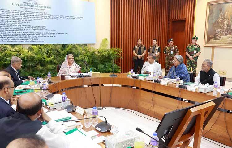 একনেক চেয়াপার্সন ও প্রধানমন্ত্রী শেখ হাসিনার সভাপতিত্বে আজ সকালে রাজধানীর শেরেবাংলা নগরের এনইসি সম্মেলন কক্ষে ২০২৩-২৪ অর্থবছরের ৪র্থ একনেক সভা অনুষ্ঠিত হয়। ছবি: ইয়াসিন কবির জয়