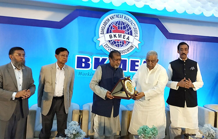 স্বরাষ্ট্রমন্ত্রী আসাদুজ্জামান খান কামাল বলেছেন, আমাদের প্রধানমন্ত্রী পাঁচ ওয়াক্ত নামাজ সময়মতো আদায় করেন। তাহাজ্জুদের নামাজ পড়েন। আজ দুপুরে বিকেএমইএ ভবনে আয়োজিত এক মতবিনিময় সভায় তিনি এসব কথা বলেন। ছবি: মোশ্বির শ্রাবণ