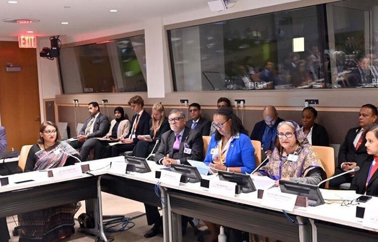 যুক্তরাষ্ট্র সফররত প্রধানমন্ত্রী শেখ হাসিনা জাতিসংঘ সদর দপ্তরে সিআর-১১ তে বাংলাদেশ, অ্যান্টিগা এবং বারমুডা, ভুটান, চীন, মালয়েশিয়া, চ্যাথাম হাউস এবং সূচনা ফাউন্ডেশনের যৌথ আয়োজনে কমিউনিটি ক্লিনিকভিত্তিক চিকিৎসাসেবা বিষয়ক উচ্চপর্যায়ের সাইড ইভেন্টে অংশগ্রহণ করেন। ছবি: ইয়াসিন কবির জয়