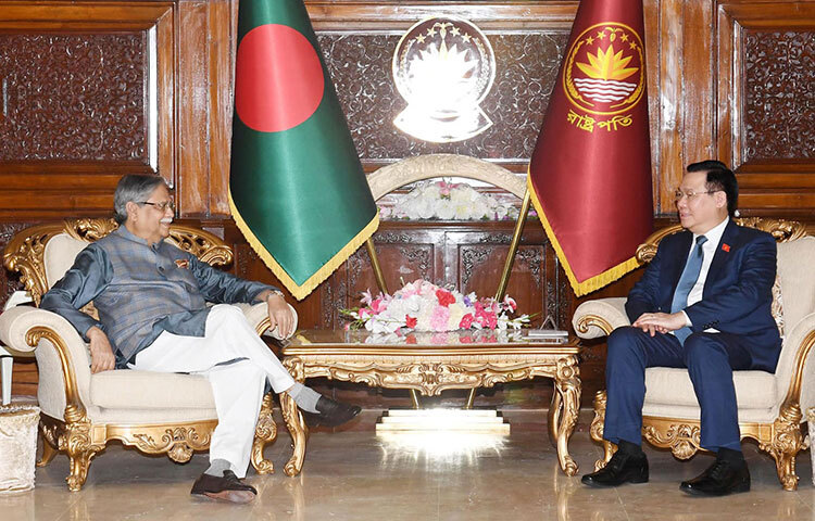 বাংলাদেশের সঙ্গে বিদ্যমান দ্বিপাক্ষিক বাণিজ্য ও বিনিয়োগ সম্পর্ক বাড়াতে আগ্রহী ভিয়েতনাম। আজ বঙ্গভবনে রাষ্ট্রপতি মো. সাহাবুদ্দিনের সঙ্গে ভিয়েতনামের ন্যাশনাল অ্যাসেম্বলির (এনএ) চেয়ারম্যান ভুং দিন হিউয়ের নেতৃত্বে একটি প্রতিনিধিদল সৌজন্য সাক্ষাৎকালে এ আগ্রহ প্রকাশ করেন। ছবি: ইয়াসিন কবির জয়