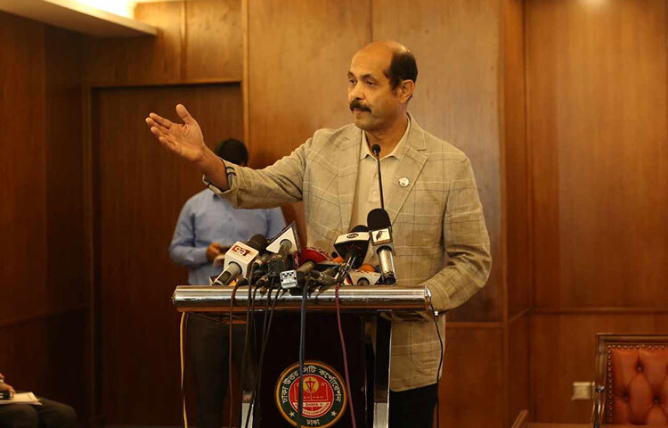 জন্মনিবন্ধন নিয়ে জনগণ সীমাহীন দুর্ভোগে পড়েছেন বলে মন্তব্য করেছেন ঢাকা উত্তর সিটি করপোরেশনের (ডিএনসিসি) মেয়র আতিকুল ইসলাম। আজ দুপুরে ডিএনসিসির নগর ভবনে একটি অনুষ্ঠান উদ্বোধন অনুষ্ঠান শেষে সাংবাদিকদের প্রশ্নের জবাবে তিনি এ মন্তব্য করেন। ছবি: মুসা আহমেদ