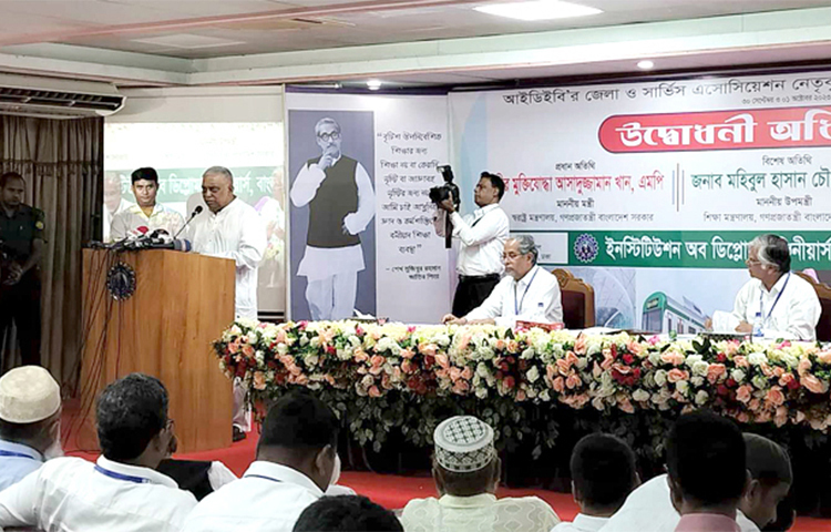 বিএনপি চেয়ারপারসন খালেদা জিয়াকে চিকিৎসার জন্য বিদেশ নেওয়ার ক্ষেত্রে আইনি জটিলতা রয়েছে বলে জানিয়েছেন স্বরাষ্ট্রমন্ত্রী আসাদুজ্জামান খান কামাল। আজ দুপুরে রাজধানীর কাকরাইলে ইনস্টিটিউট অব ডিপ্লোমা ইঞ্জিনিয়ার্স (আইডিইবি) ভবনে সাংবাদিকদের এ কথা জানান মন্ত্রী। ছবি: জাগো নিউজ