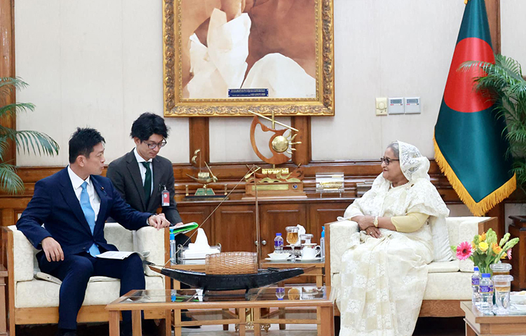 জাপানের পররাষ্ট্র বিষয়ক সংসদীয় উপমন্ত্রী কোমুরা মাসাহিরো বলেন, জোরপূর্বক বাস্তুচ্যুত রোহিঙ্গাদের মাতৃভূমি মিয়ানমারে মর্যাদাপূর্ণ প্রত্যাবর্তন চায়। আজ প্রধানমন্ত্রী শেখ হাসিনার সঙ্গে গণভবনে সাক্ষাৎকালে তিনি এ কথা বলেন। ছবি: ইয়াসিন কবির জয়