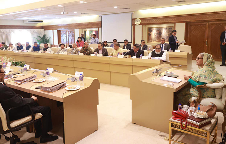 প্রধানমন্ত্রী শেখ হাসিনার সভাপতিত্বে আজ সকালে প্রধানমন্ত্রীর কার্যালয়ে মন্ত্রিপরিষদ সভাকক্ষে মন্ত্রিপরিষদ বৈঠক অনুষ্ঠিত হয়। ছবি: ইয়াসিন কবির জয়