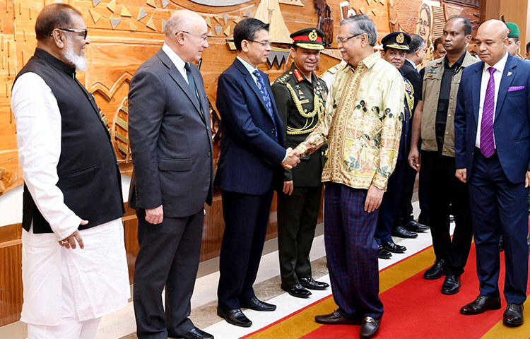 রাষ্ট্রপতি মো. সাহাবুদ্দিন চিকিৎসার জন্য সিঙ্গাপুরের উদ্দেশ্যে আজ হযরত শাহজালাল আন্তর্জাতিক বিমানবন্দর ত্যাগকালে মুক্তিযুদ্ধ বিষয়ক মন্ত্রী আ ক ম মোজাম্মেল হক, কূটনৈতিক কোরের ডিন, মন্ত্রিপরিষদ সচিব, তিন বাহিনীর প্রধানসহ সামরিক-বেসামরিক ঊর্ধ্বতন কর্মকর্তারা রাষ্ট্রপতিকে বিদায় জানান। ছবি: ইয়াসিন কবির জয়