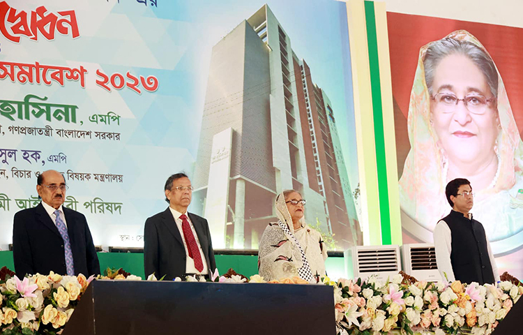 প্রধানমন্ত্রী শেখ হাসিনা আজ ঐতিহাসিক সোহরাওয়ার্দী উদ্যানে বাংলাদেশ বার কাউন্সিল ভবন উদ্বোধন ও আইনজীবীদের মহাসমাবেশে প্রধান অতিথি হিসেবে উপস্থিত ছিলেন। ছবি: ইয়াসিন কবির জয়