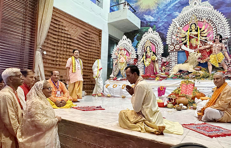 প্রধানমন্ত্রী শেখ হাসিনা সনাতন ধর্মাবলম্বীদের সবচেয়ে বড় ধর্মীয় উৎসব দুর্গাপূজা উপলক্ষে আজ দুপুরে ঢাকেশ্বরী মন্দিরের পূজামণ্ডপ পরিদর্শন করে শুভেচ্ছা বিনিময় করেন। ছবি: ইয়াসিন কবির জয়