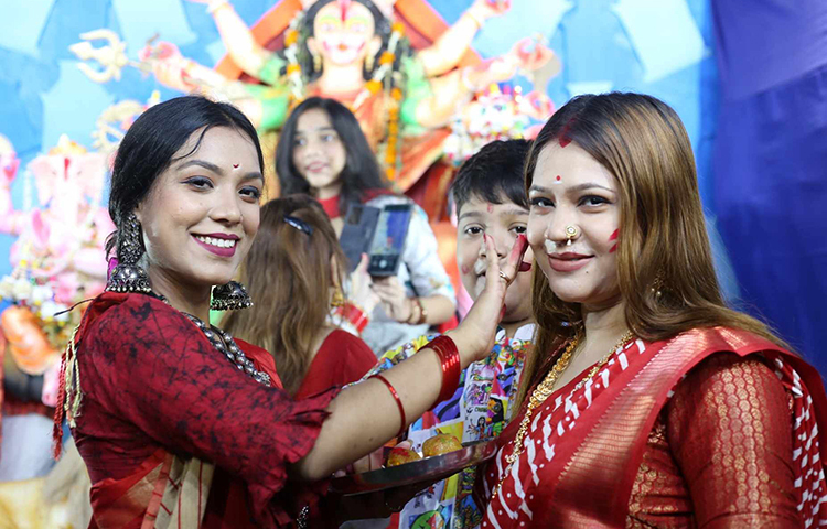 আজ বিজয়া দশমী। দেবী দুর্গা, লক্ষ্মী, সরস্বতী ও কার্তিক গণেশকে বিসর্জন দেওয়া হবে। তবে এ বিষাদের মাঝে আনন্দ দিচ্ছে সনাতনী নারীদের সিঁদুর খেলা। ছবি: মাহবুব আলম