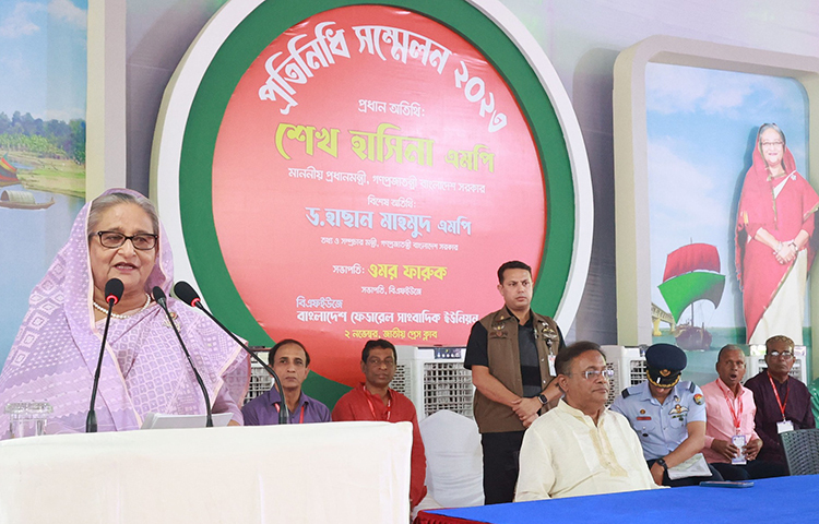 সমাবেশের নামে বিএনপির সাংবাদিক নির্যাতন ও পুলিশ হত্যার ঘটনার তীব্র নিন্দা জানিয়ে এগুলো আন্তর্জাতিক পরিমণ্ডলে তুলে ধরার আহবান জানিয়েছেন প্রধানমন্ত্রী শেখ হাসিনা। তিনি আজ সকালে জাতীয় প্রেসক্লাবে বিএফইউজে আয়োজিত প্রতিনিধি সম্মেলনে প্রধান অতিথির ভাষণে একথা বলেন। ছবি: ইয়াসিন কবির জয়