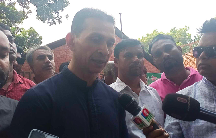 সরকারের কাছে নিজের তিন দাবির বিষয়ে সাবেক স্বরাষ্ট্র প্রতিমন্ত্রী সোহেল তাজ বলেছেন, প্রধানমন্ত্রী আমাকে আশ্বস্ত করেছেন, কথা দিয়েছেন অতিসত্বর তিন দাবি বাস্তবায়িত হবে। আজ সকালে রাজধানীর নাজিমুদ্দিন রোডে পুরাতন কেন্দ্রীয় কারাগারে জাতীয় চার নেতার প্রতিকৃতিতে শ্রদ্ধা নিবেদন শেষে সাংবাদিকদের এক প্রশ্নের জবাবে এ কথা বলেন তিনি। ছবি: রাসেল মাহমুদ