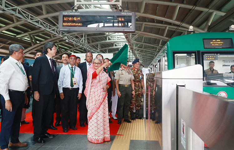 উদ্বোধন করা হয়েছে মেট্রোরেলের আগারগাঁও থেকে মতিঝিল অংশ। আজ দুপুর ২টা ৪০ মিনিটে প্রধানমন্ত্রী শেখ হাসিনা এর উদ্বোধন করেন। ছবি: ইয়াসিন কবির জয়