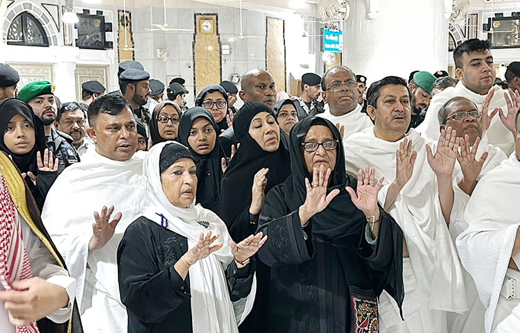 তিন দিনের সরকারি সফরে সৌদি আরব অবস্থানরত প্রধানমন্ত্রী শেখ হাসিনা আজ সোমবার সকালে মক্কায় পবিত্র মসজিদ মসজিদুল হারামে ওমরাহ পালন করেছেন। ছবি: ইয়াসিন কবির জয়