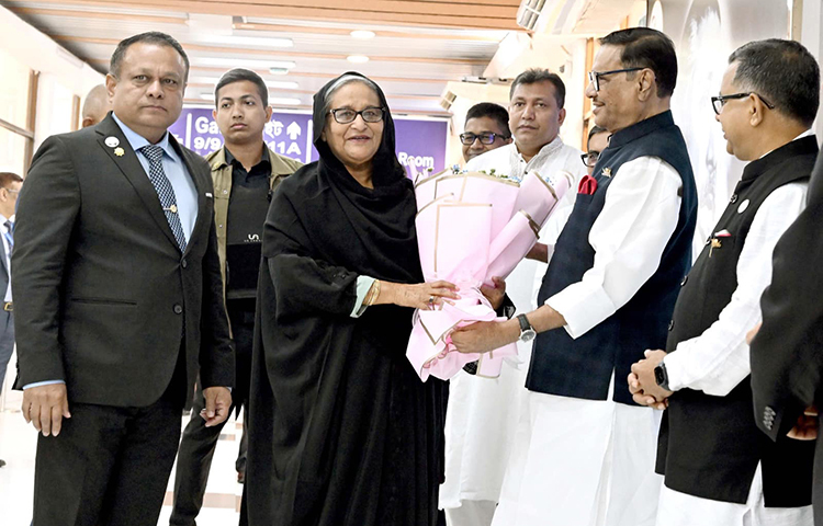 প্রধানমন্ত্রী শেখ হাসিনা ওআইসি কর্তৃক জেদ্দায় অনুষ্ঠিত ইসলামে নারী বিষয়ক আন্তর্জাতিক সম্মেলনে যোগদান শেষে আজ সকালে হযরত শাহজালাল (রহ.) আন্তজার্তিক বিমানবন্দরে এসে পৌঁছালে বাংলাদেশ আওয়ামী লীগের সাধারণ সম্পাদক ও সেতুমন্ত্রী ওবায়দুল কাদের প্রধানমন্ত্রীকে ফুল দিয়ে স্বাগত জানান। ছবি: ইয়াসিন কবির জয়