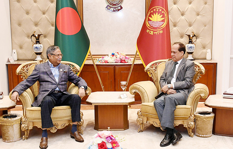 রাষ্ট্রপতি মো. সাহাবুদ্দিন আসন্ন দ্বাদশ জাতীয় সংসদ নির্বাচন সুষ্ঠু করতে সাংবিধানিক রীতি-নীতি ও বিধি-বিধান অনুসরণ করে কমিশনকে সাহসিকতা ও আন্তরিকতার সাথে দায়িত্বশীল ভূমিকা পালনের আহ্বান জানান। আজ দুপুরে বঙ্গভবনে প্রধান নির্বাচন কমিশনার কাজী হাবিবুল আউয়ালের নেতৃত্বে কমিশনের প্রতিনিধি দল সাক্ষাৎ করতে গেলে রাষ্ট্রপতি এ আহবান জানান। ছবি: ইয়াসিন কবির জয়