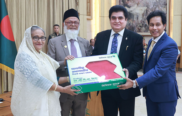 প্রধানমন্ত্রী শেখ হাসিনা আজ সকালে গণভবনে শীতার্ত মানুষের সহায়তার কম্বল ও শীতবস্ত্র প্রদানের লক্ষ্যে প্রধানমন্ত্রীর ত্রাণভান্ডারে বাংলাদেশ এ্যাসোসিয়েশন অব ব্যাংক সংগঠনের দেওয়া কম্বল গ্রহণ করে বক্তব্য রাখেন। ছবি: ইয়াসিন কবির জয়