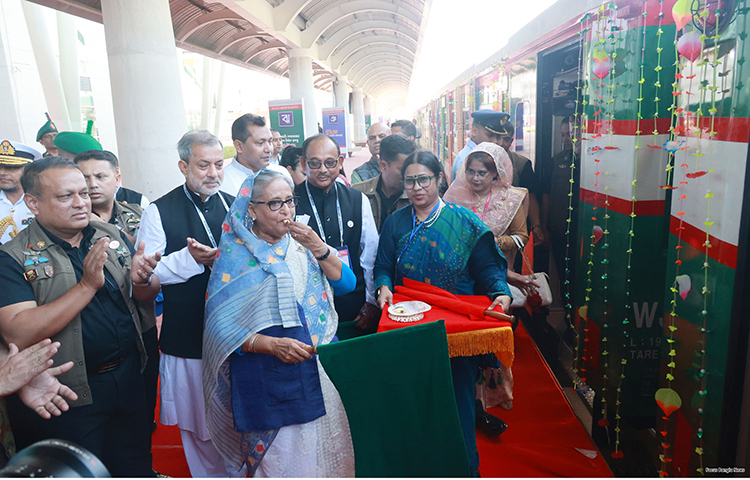 আজ দুপুরে কক্সবাজারের রেলওয়ে স্টেশনে নিজের হাতে ট্রেনের টিকিট কাটেন প্রধানমন্ত্রী। এরপর সবুজ পতাকা নেড়ে এবং হুইসেল বাজিয়ে আনুষ্ঠানিকভাবে এই রুটে ট্রেন চলাচল উদ্বোধন করেন তিনি। ছবি: ইয়াসিন কবির জয়