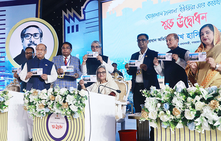 প্রধানমন্ত্রী শেখ হাসিনা বলেছেন, ‘দেশের সম্পদ বিক্রি করে ক্ষমতায় আসতে হবে এই দৈন্যে বঙ্গবন্ধু শেখ মুজিবের কন্যা ভোগে না। আমার কাছে ক্ষমতা বড় না, দেশের স্বার্থ বড়। আজ নরসিংদী জেলায় ঘোড়াশাল-পলাশ ইউরিয়া সার কারখানা আনুষ্ঠানিক উদ্বোধন করেন তিনি। ছবি: ইয়াসিন কবির জয়