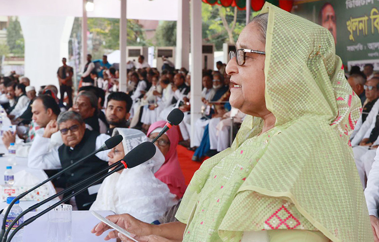 প্রধানমন্ত্রী শেখ হাসিনা বলেছেন, জাতির পিতা বঙ্গবন্ধু শেখ মুজিবুর রহমান আমাদের স্বাধীন দেশ দিয়ে গেছেন। তার স্বপ্নের ‘সোনার বাংলা’ গড়ার লক্ষ্যে কাজ করে যাচ্ছি আমরা। আজ বিকেল সোয়া ৪টায় খুলনা সার্কিট হাউজ মাঠে জেলা আওয়ামী লীগ আয়োজিত জনসভায় তিনি এসব কথা বলেন। ছবি: ইয়াসিন কবির জয়