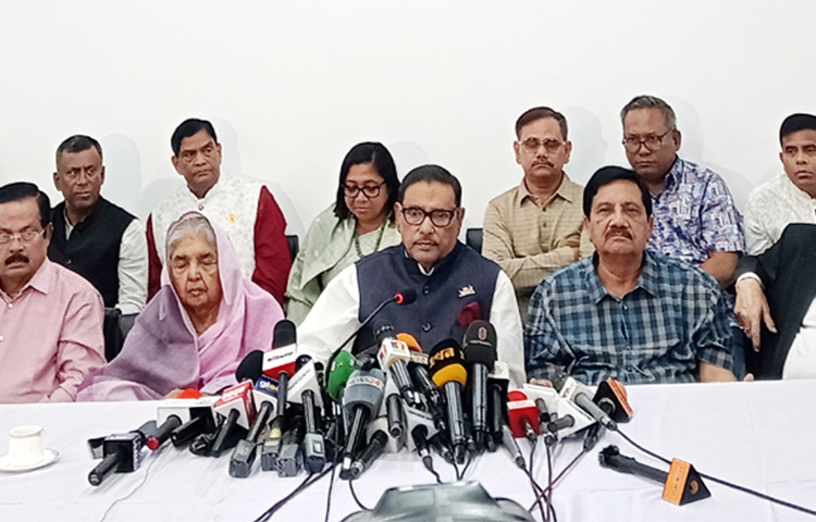 বিএনপিসহ অন্যান্য দলগুলোকে নির্বাচনে আসার অনুরোধ জানিয়েছেন ক্ষমতাসীন দল আওয়ামী লীগের সাধারণ সম্পাদক ওবায়দুল কাদের। আজ রাজধানীর তেজগাঁওয়ে আওয়ামী লীগের ঢাকা জেলা কার্যালয়ে এক সংবাদ সম্মেলনে তিনি এ অনুরোধ জানান। তফসিল ঘোষণার আনুষ্ঠানিক প্রতিক্রিয়া জানাতে এ সংবাদ সম্মেলন করা হয়। ছবি: জাগো নিউজ