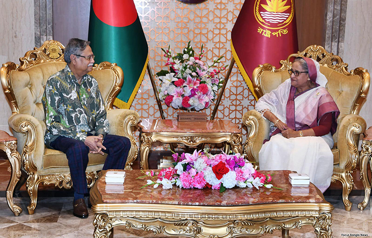 রাষ্ট্রপতি মো. সাহাবুদ্দিনের সঙ্গে আজ সকালে বঙ্গভবনে সৌজন্য সাক্ষাৎ করেছেন প্রধানমন্ত্রী শেখ হাসিনা। ছবি: ইয়াসিন কবির জয়