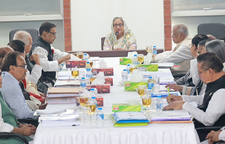 আজ দ্বাদশ জাতীয় সংসদের দলীয় প্রার্থী চূড়ান্ত করতে সকালে রাজধানীর তেজগাঁও ঢাকা জেলা আওয়ামী লীগ কার্যালয়ে মনোনয়ন বোর্ড প্রধান হিসেবে শেখ হাসিনা সভাপতিত্ব করেন। ছবি: ইয়াসিন কবির জয়