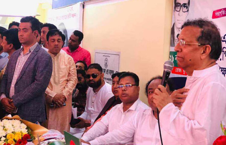 আসন্ন দ্বাদশ জাতীয় সংসদ নির্বাচনে তফসিল ঘোষণার পর প্রথমবারের মতো নিজ নির্বাচনী এলাকায় এসেছেন আইন, বিচার ও সংসদবিষয়ক মন্ত্রী আনিসুল হক। আজ ব্রাহ্মণবাড়িয়ার কসবা উপজেলায় এলে নেতাকর্মীরা আইনমন্ত্রীকে স্বাগত জানান। ছবি: জাগো নিউজ
