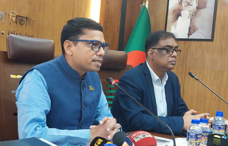 ‘বাবা টেলিফোন এক্সচেঞ্জ অপারেটর ছিলেন’। আজ সকালে সচিবালয়ে ডাক ও টেলিযোগাযোগ বিভাগ এবং অধীন সংস্থার কর্মকর্তা-কর্মচারীদের নিয়ে বৈঠক করেন পলক। ছবি: মাসুদ রানা