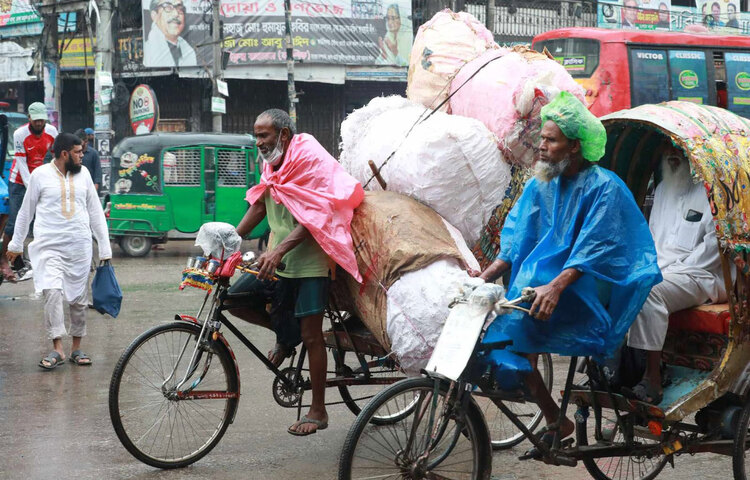 আজ সকাল থেকে সারাদিন রাজধানীতে বৃষ্টি হয়েছে। এ কারণে দুর্ভোগে পড়েছে চাকরিজীবী এবং ব্যবসায়ীরা। ছবি: বিপ্লব দিক্ষিৎ