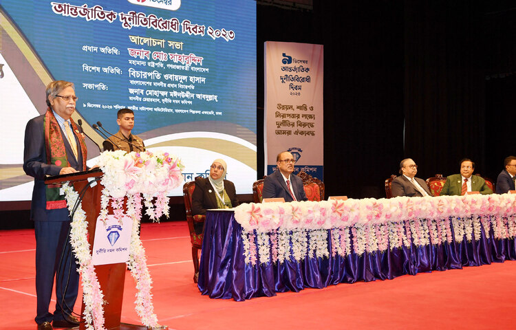 দুর্নীতি দমন কমিশনের সব কর্মকর্তা ও কর্মচারীদের নৈতিকতা প্রদর্শন করে দায়িত্ব পালনের আহ্বান জানিয়েছেন রাষ্ট্রপতি মো. সাহাবুদ্দিন। আজ বাংলাদেশ শিল্পকলা একাডেমিতে দেওয়া এক ভাষণে তিনি এই আহ্বান জানান। ছবি: ইয়াসিন কবির জয়