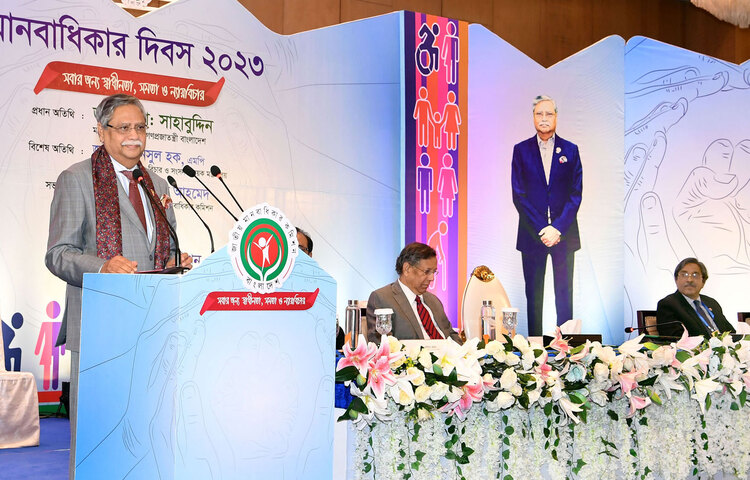 রাষ্ট্রপতি মো. সাহাবুদ্দিন সব ধরনের সংঘাতের স্থায়ী সমাধান নিশ্চিতকরণ এবং নির্যাতিত ও নিপীড়িত জনগণের পাশে দাঁড়াতে আন্তর্জাতিক সম্প্রদায়কে আহ্বান জানিয়েছেন। আজ মানবাধিকার দিবস উপলক্ষে রাজধানীর একটি হোটেলে এক আলোচনা সভায় ভাষণে তিনি এ আহ্বান জানান। ছবি: ইয়াসিন কবির জয়