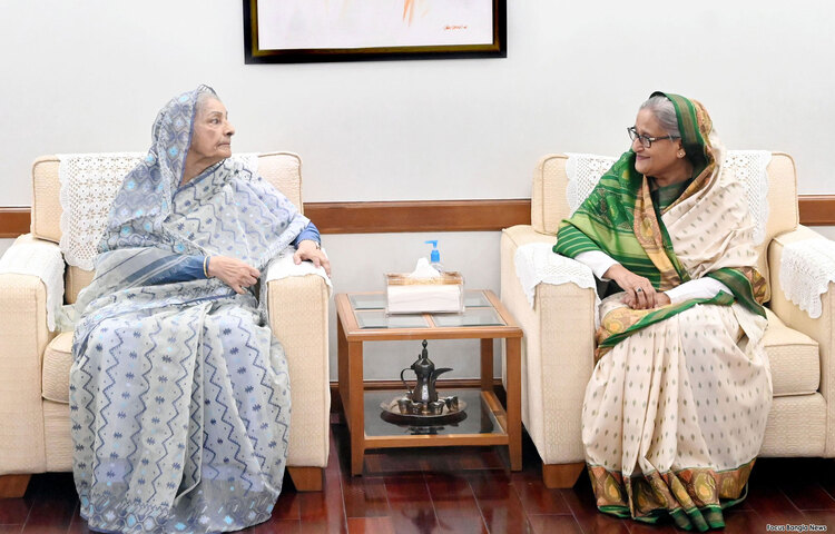 প্রধানমন্ত্রী শেখ হাসিনার সঙ্গে সাক্ষাৎ করেছেন সংসদে বিরোধী দলীয় নেতা ও জাতীয় পার্টির প্রধান পৃষ্ঠপোষক রওশন এরশাদ। তিনি আজ বিকেলে গণভবনে প্রধানমন্ত্রীর সঙ্গে সৌজন্য সাক্ষাৎ করেন। ছবি: ইয়াসিন কবির জয়