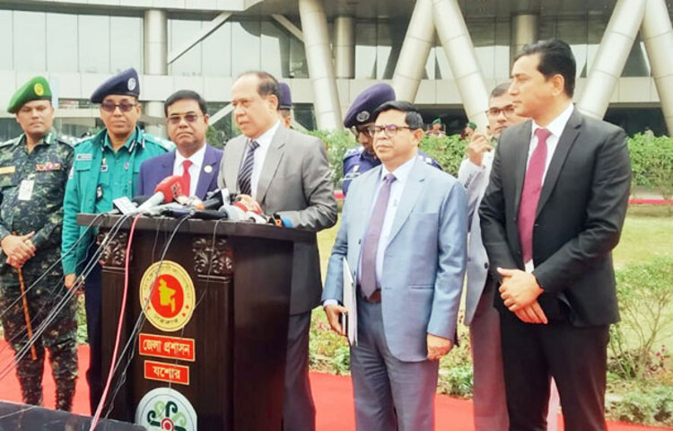 সুষ্ঠু ও শান্তিপূর্ণ নির্বাচনী পরিবেশ নিশ্চিত করতে মাঠ প্রশাসনকে নির্দেশ দিয়েছেন প্রধান নির্বাচন কমিশনার কাজী হাবিবুল আউয়াল। আজ যশোরে আইনশৃঙ্খলা রক্ষাকারী বাহিনীসহ মাঠ প্রশাসনের কর্মকর্তাদের সঙ্গে মতবিনিময়কালে তিনি এ নির্দেশ দেন। ছবি: জাগো নিউজ