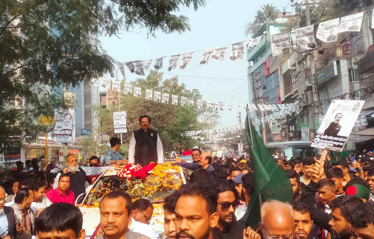 নির্বাচনে স্বতন্ত্র ও বিরোধী প্রার্থীদের বাধা দিলে দলীয়ভাবে কঠোর ব্যবস্থা নেওয়া বলে নেতাকর্মীদের হুঁশিয়ার করেছেন আওয়ামী লীগের সভাপতিমণ্ডলীর সদস্য অ্যাডভোকেট জাহাঙ্গীর কবির নানক। আজ মোহাম্মদপুরে গণসংযোগে নেমে নেতকার্মীদের প্রতি তিনি এ আহ্বান জানান। ছবি: সালাহ উদ্দিন জসিম