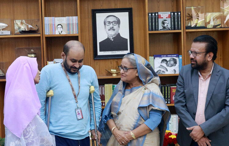 গত ২৮ অক্টোবর নৃশংস হামলায় আহত সাংবাদিকদের একটি দল আজ সকালে প্রধানমন্ত্রী শেখ হাসিনার সরকারি বাসভবন গণভবনে তার সঙ্গে সাক্ষাৎ করতে  যান। ছবি: ইয়াসিন কবির জয়