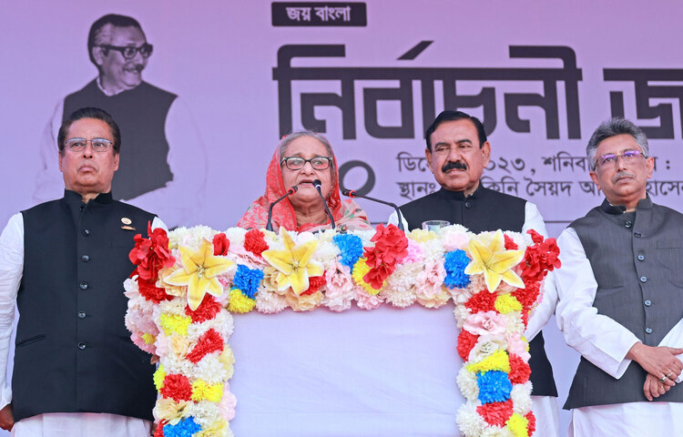 বাংলাদেশ আওয়ামী লীগ সভাপতি ও প্রধানমন্ত্রী শেখ হাসিনা আজ বিকেলে মাদারীপুরের কালকিনি সৈয়দ আবুল হোসেন বিশ্ববিদ্যালয় কলেজ মাঠে আয়োজিত বিশাল নির্বাচনী জনসভায় বক্তব্য রাখেন। ছবি: ইয়াসিন কবির জয়