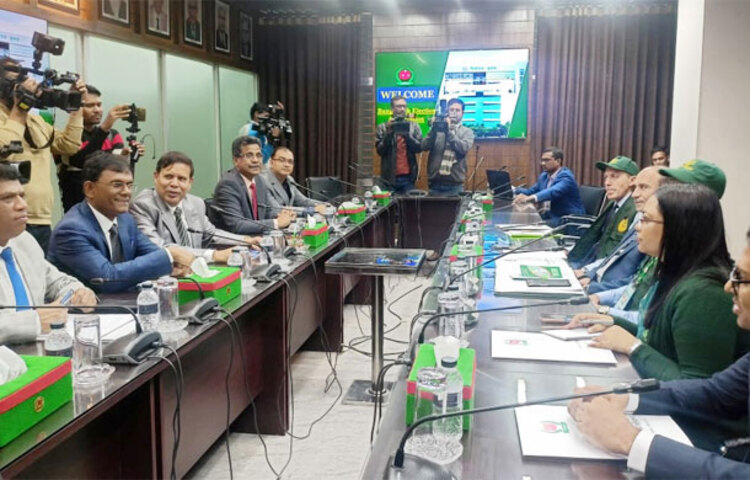 দ্বাদশ জাতীয় সংসদ নির্বাচন নিয়ে মুসলিম দেশগুলোর সংগঠন ইসলামি সহযোগিতা সংস্থার নির্বাচনী পর্যবেক্ষক দলের সঙ্গে বৈঠক করছে নির্বাচন কমিশন। আজ সন্ধ্যায় রাজধানীর আগারগাঁওয়ে ইসি ভবনে এ বৈঠক অনুষ্ঠিত হয়। ছবি: জাগো নিউজ