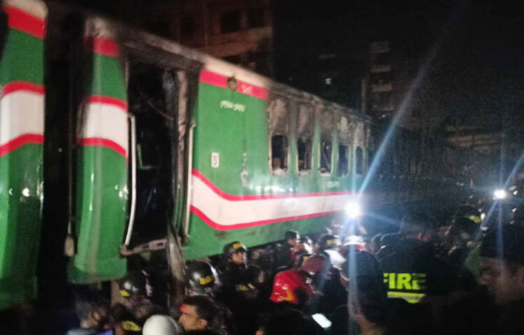 রাজধানীর গোপীবাগে বেনাপোল এক্সপ্রেস ট্রেনে অগ্নিকাণ্ডের ঘটনার এই ছবি গতকাল সোশ্যাল মিডিয়ায় শেয়ার করছেন। সেই সঙ্গে এ জঘন্য ঘটনার জন্য তীব্র নিন্দা প্রকাশ করছেন দেশের মানুষ। ছবি: জাগো নিউজ