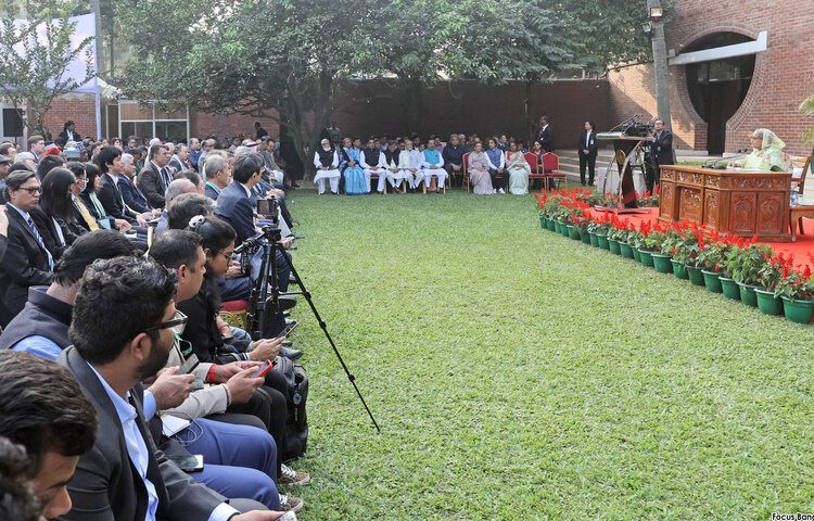 আওয়ামী লীগ সভাপতি ও প্রধানমন্ত্রী শেখ হাসিনা বলেছেন, ‌নির্বাচন সুষ্ঠুভাবে পরিচালনা করার সব ধরনের ব্যবস্থা আমরা করেছি।' আজ বিকেলে গণভবনে দেশি-বিদেশি সাংবাদিক ও পর্যবেক্ষকদের সঙ্গে শুভেচ্ছা বিনিময় অনুষ্ঠানের শুরুতে এসব কথা বলেন তিনি। ছবি: ইয়াসিন কবির জয়