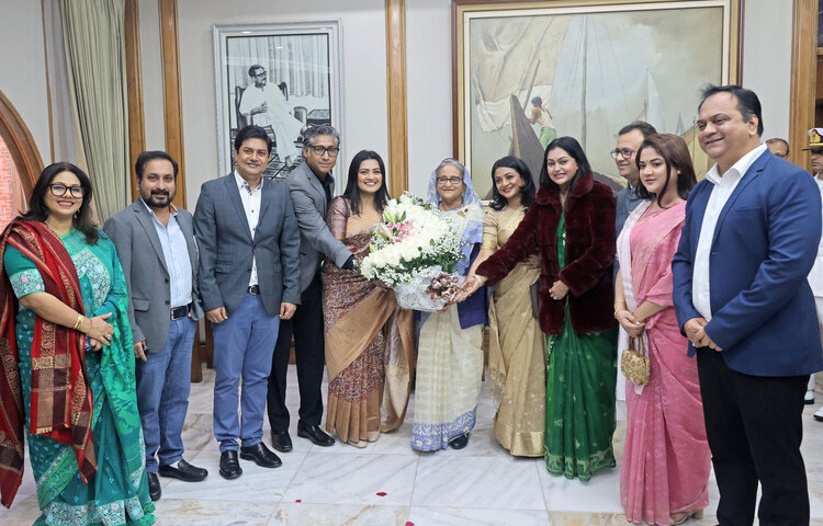 দ্বাদশ জাতীয় সংসদ নির্বাচনে আবারও নির্বাচিত হওয়ায় প্রধানমন্ত্রী শেখ হাসিনাকে শুভেচ্ছা ও অভিনন্দন জানিয়েছেন শোবিজ অঙ্গনের শিল্পীরা। আজ (৯ জানুয়ারি) বেলা ১১টার দিকে শিল্পীরা প্রধানমন্ত্রীকে শুভেচ্ছা জানাতে গণভবনে যান। ছবি: ইয়াসিন কবির জয়