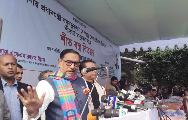 বিএনপিকে বাংলাদেশের ডামি বিরোধী দল বলে মন্তব্য করেছেন আওয়ামী লীগ সাধারণ সম্পাদক এবং সড়ক পরিবহন ও সেতুমন্ত্রী ওবায়দুল কাদের। আজ শীতবস্ত্র বিতরণ অনুষ্ঠানে তিনি এসব কথা বলেন। ছবি: সালাহ উদ্দিন জসিম